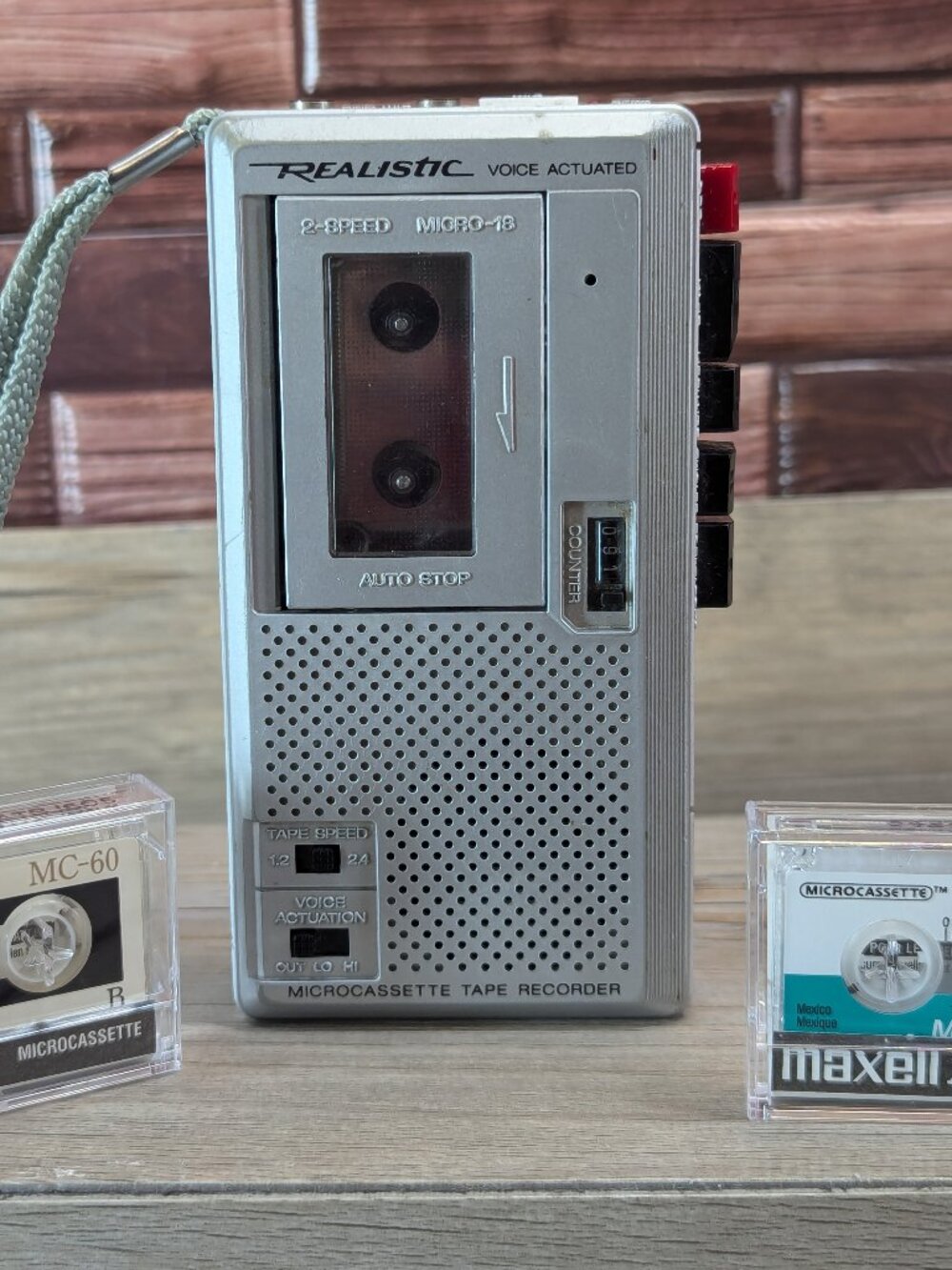 Micro-18 Voice Actuated Micro Cassette Recorder Realistic 14-1042 W/ Cassettes